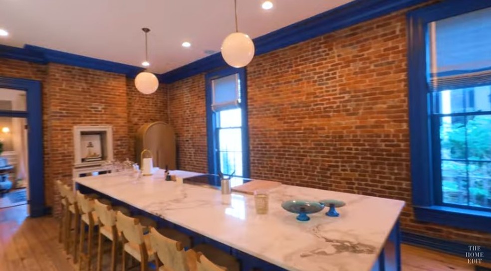 Reese Witherspoon mostra detalhes da cozinha de sua mansão em Nashville — Foto: Reprodução/YouTube