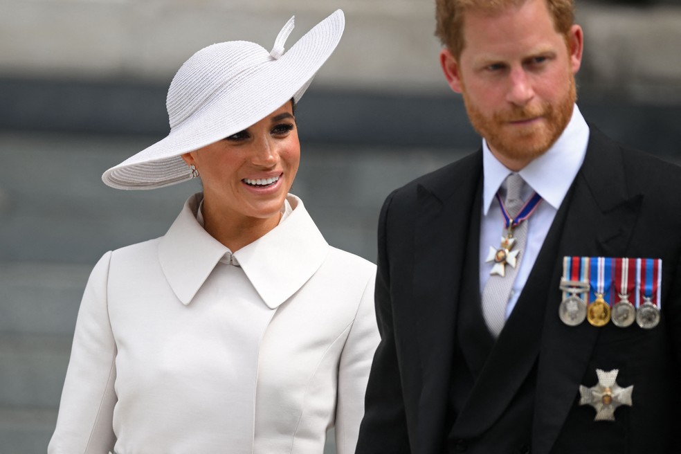 Príncipe Harry e sua mulher, Meghan Markle, chegam à Catedral de St. Paul para missa de ação de graças, em homenagem ao Jubileu de Platina de Elizabeth II — Foto: Daniel Leal / AFP