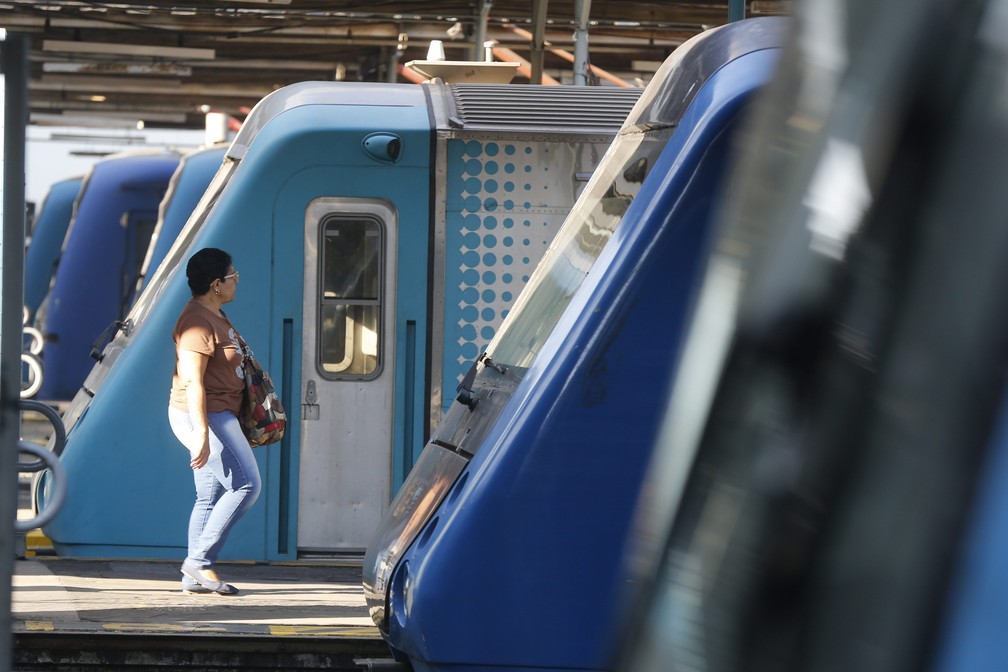 Trens da SuperVia, no Rio: transporte sobre trilhos é alvo de reclamações de superlotação e lentidão — Foto: Custódio Coimbra