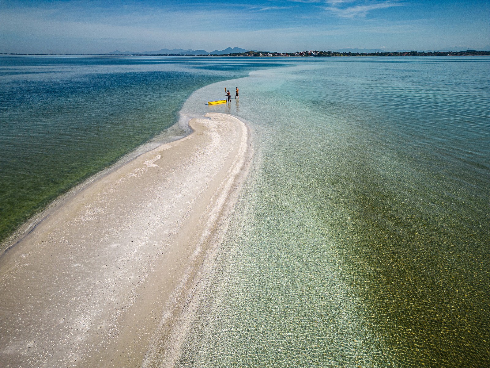 Caminho de areia clara em meio às águas cristalinas e destaque em Arubinha, em Arraial do Cabo — Foto: Hermes de Paula / Agência O Globo