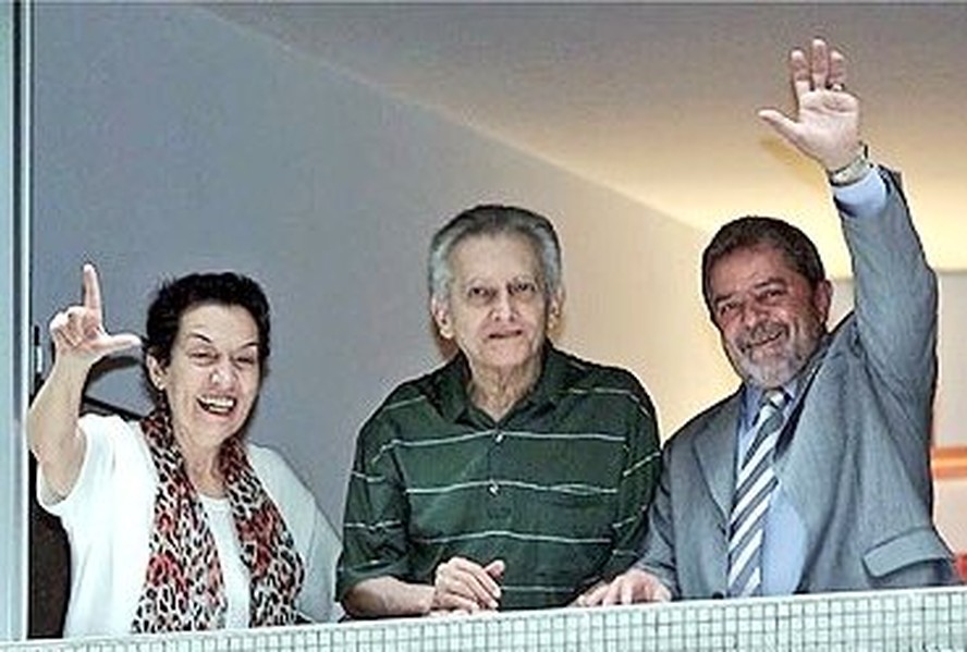 Maria da Conceição Tavares, Celso Furtado e Lula em foto enviada por Aloizio Mercadante. Na janela da casa de Furtado, em 2002