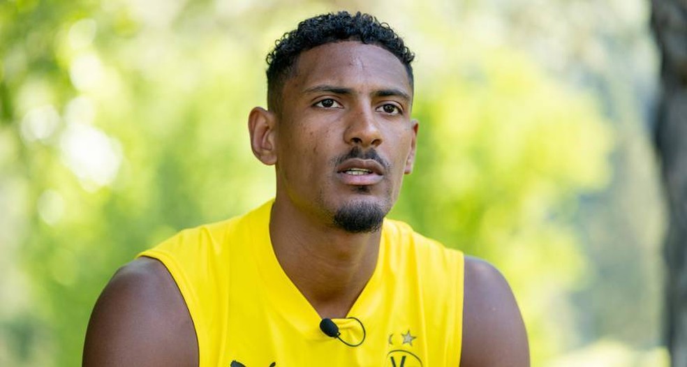 O atacante marfinense Sebastian Haller, do Borussia Dortmund, descobriu um tumor nos testículos. — Foto: Divulgação/Borussia Dortmund