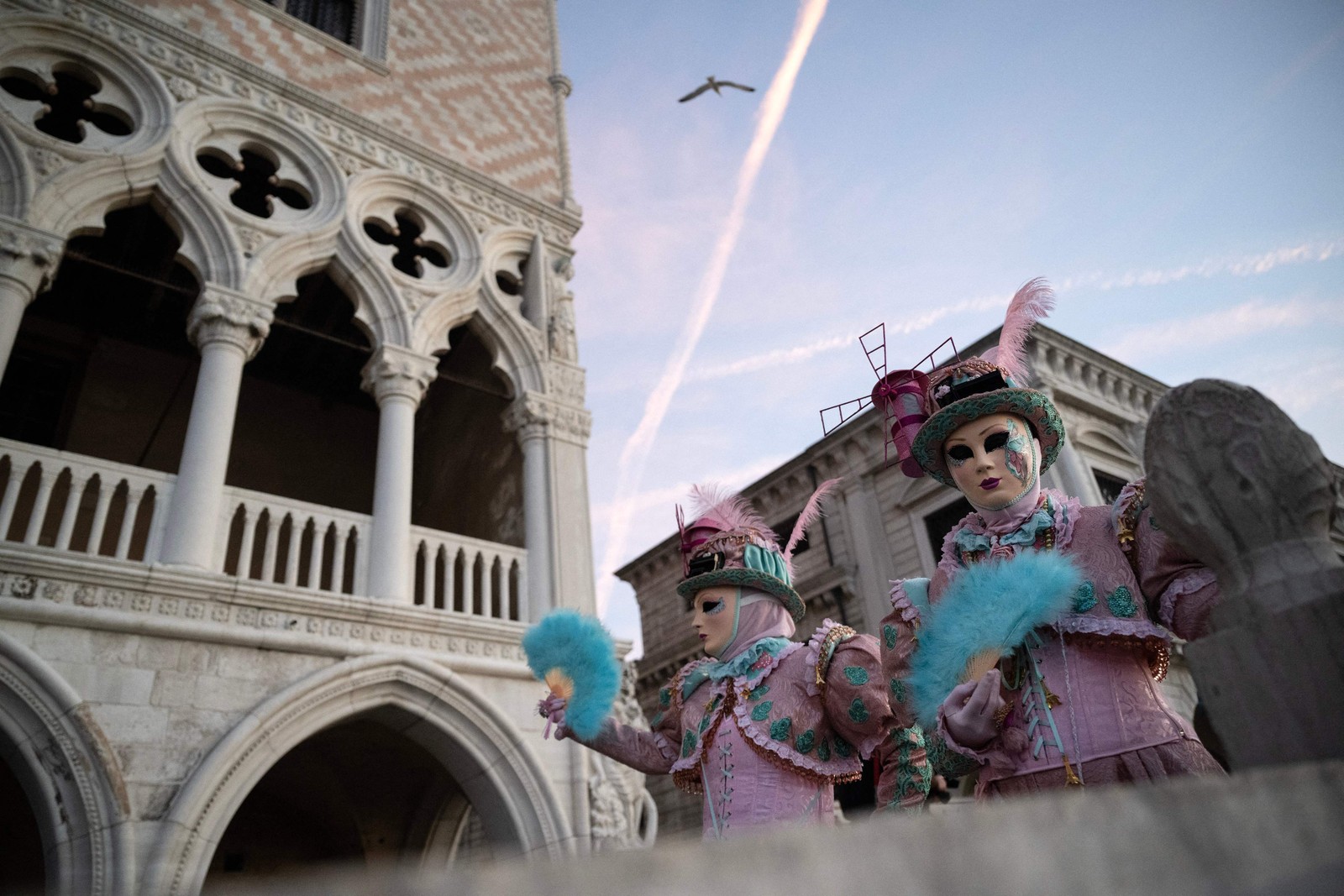 Foliões mascarados no carnaval de Veneza, na Itália — Foto: Marco Bertorello / AFP