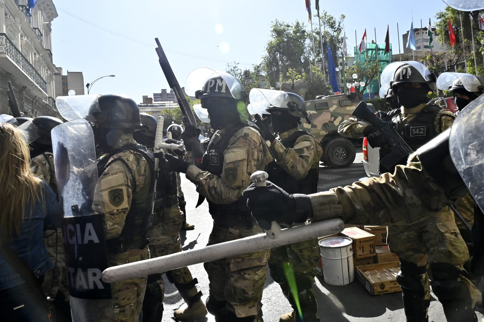 Militares tomam praça em frente à sede da Presidência em La Paz, Bolívia — Foto: AIZAR RALDES / AFP
