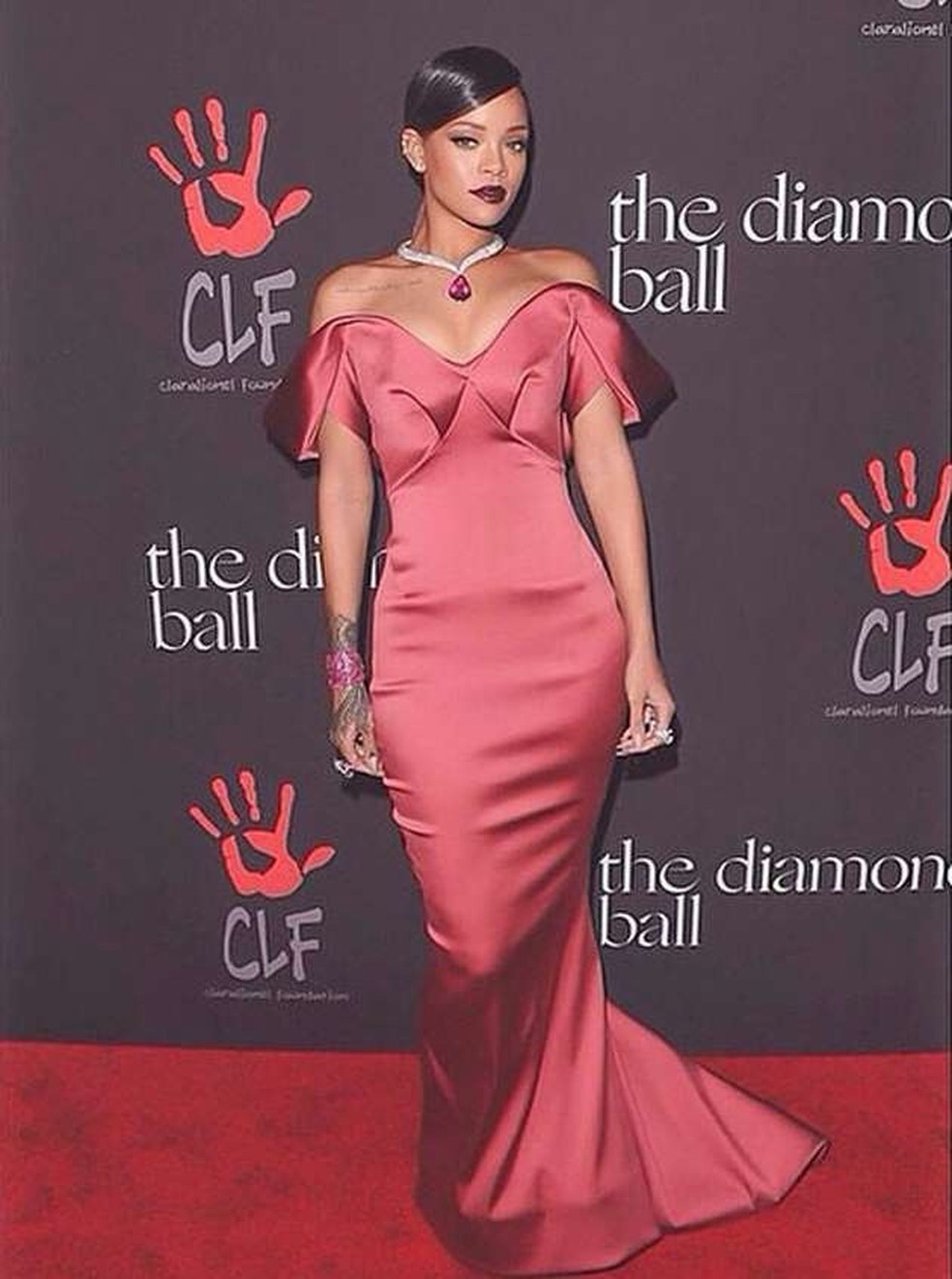 Em 2012, durante o primeiro evento beneficente da Clara Lionel Foundation, a anfitriã, a cantora Rihanna, também ostentou o colar com uma pedra de rubi — Foto: Reprodução