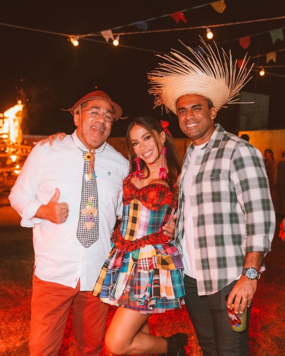 Com o pai e o irmão em festa junina — Foto: Reprodução/Instagram