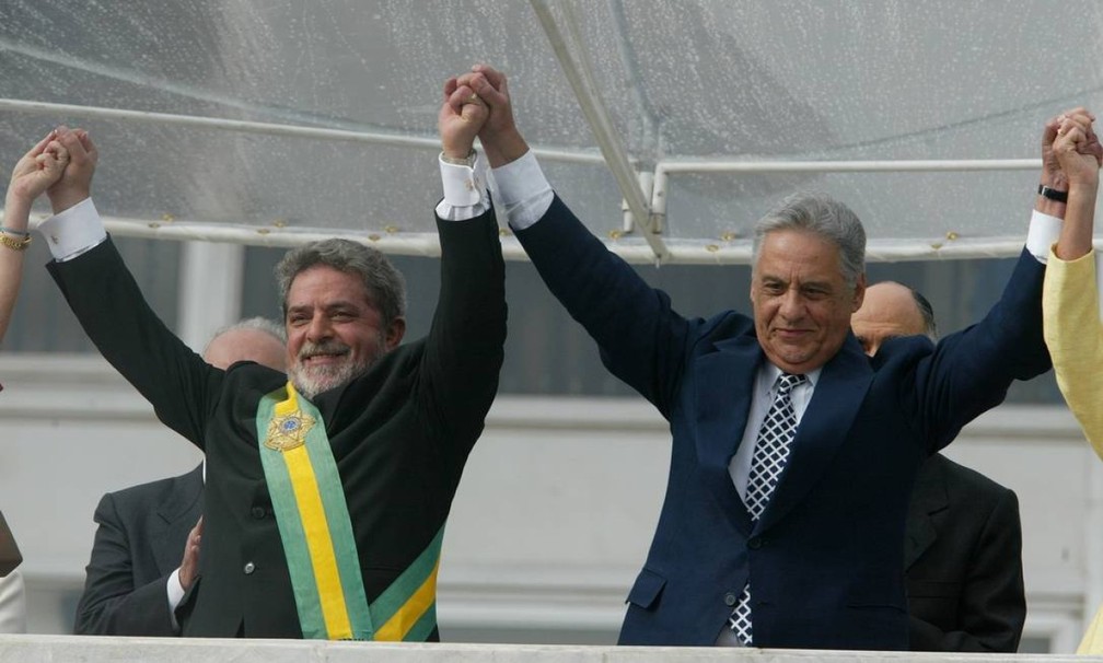 Lula e Fernando Henrique dão as mãos e acenam na posse, em 2003 — Foto: Agência O Globo/ Fernando Maia - 01/01/2003