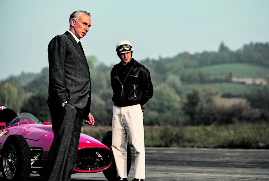 Adam Driver e o brasileiro Gabriel Leone em cena no filme 'Ferrari'