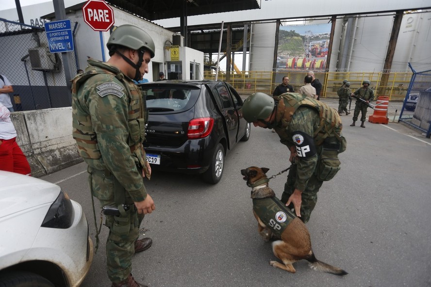 Com um cão, militares vistoriam carro em portão do Porto do Rio