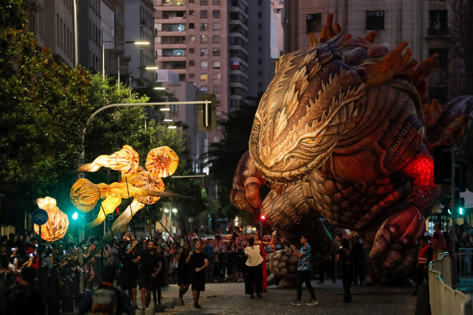 Dinossauro inflável conhecido como "Saurian" é visto durante a abertura do festival internacional "Teatro a Mil", em frente ao Palácio Presidencial La Moneda, em Santiago. — Foto: Javier TORRES / AFP