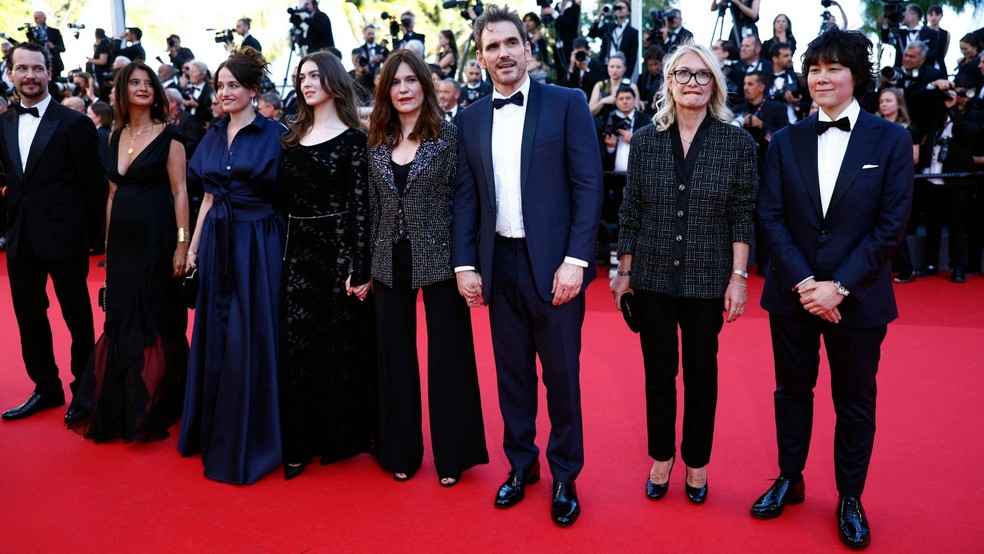 A diretora Jessica Palud (ao centro, de calças pretas) com o elenco do filme 'Maria' que conta os bastidores da filmagem de 'O Último Tango em Paris' sob a perspectiva da atriz Maria Schneider — Foto: AFP