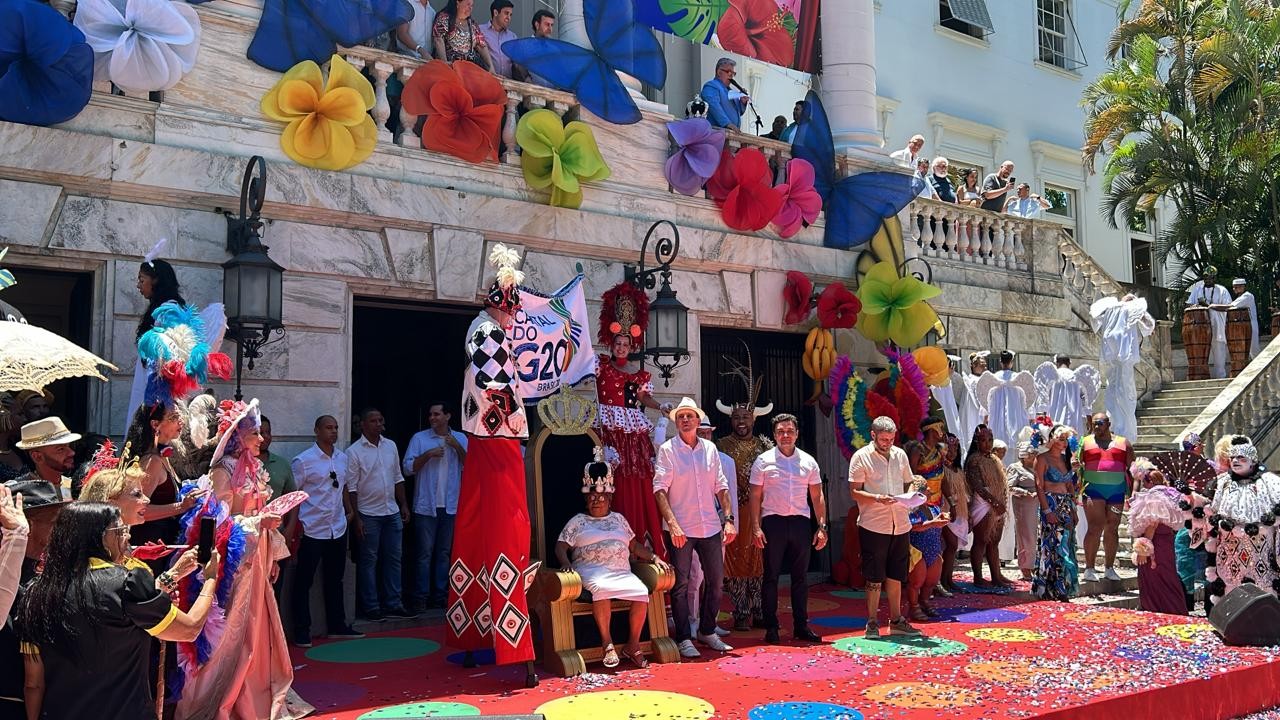 O prefeito Eduardo Paes consagra a Corte Real do Carnaval carioca, eleita em concurso realizado pela Riotur, e entrega as chaves da cidade à nobreza do samba. — Foto: Gabriel de Paiva / Agência O Globo