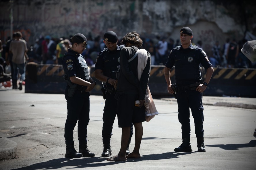 Megaoperação na cracolândia mira 'milícia' de GCMs, hotéis e pensões que escondiam drogas e armas e esquema de exploração de dependentes químicos