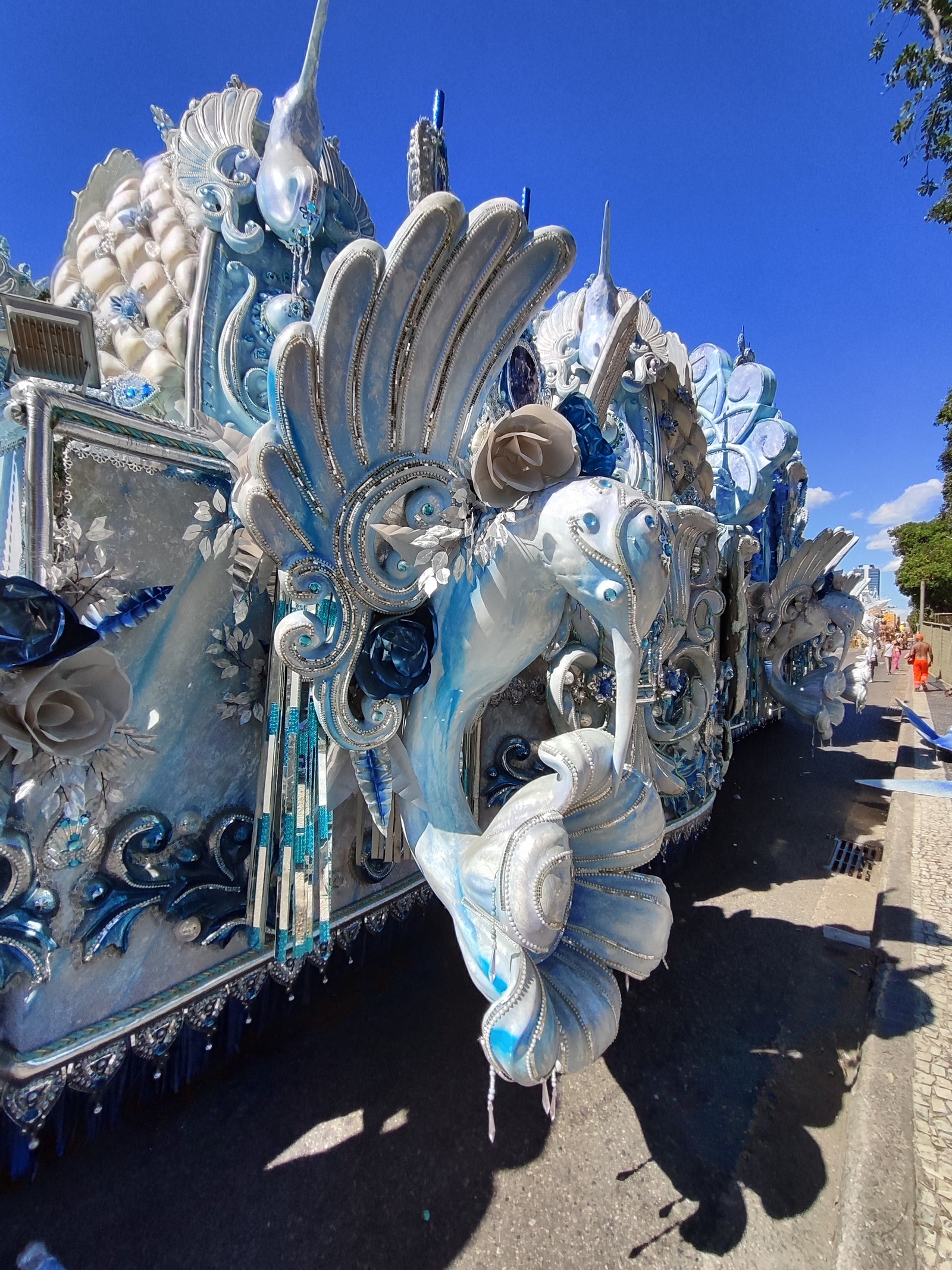 Beija-flor: carro da azul e branco de Nilópolis alinhado — Foto: Carmélio Dias