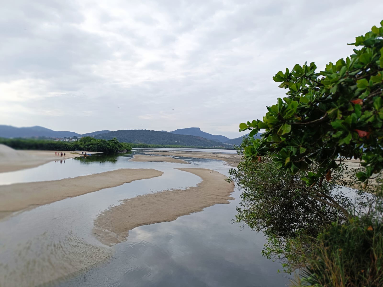 Bancos de areia aparentes no canal: pescadores dizem que a Lagoa de Itaipu nunca esteve tão seca — Foto: Lívia Neder