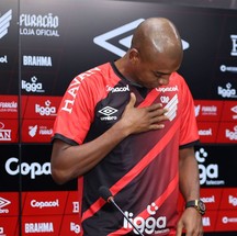Depois de 17 anos na Europa, Fernandinho retorna ao Athletico, em 2022, clube que o revelou — Foto: José Tramontin/Athletico