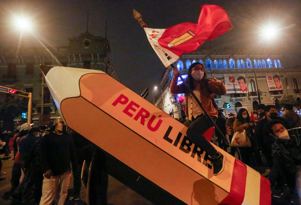 Apoiador de Castillo montado num lápis, um dos símbolos da campanha do atual presidente, em 2021 — Foto: GIAN MASKO AFP