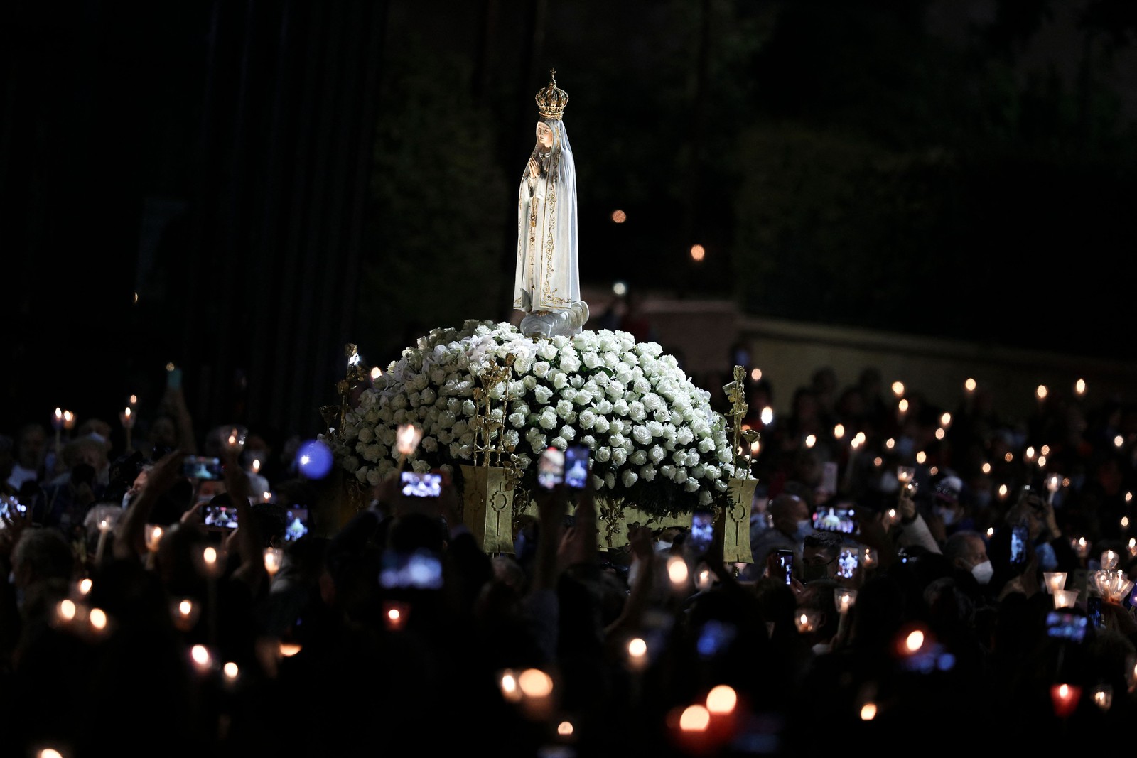 Fiéis  fazem romaria para Nossa Senhora de Fátima em seu Santuário, no centro de PortugalAFP