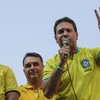 Bolsonaro participa de evento na praça Saens Pena, na Tijuca (RJ), ao lado de Alexandre Ramagem, pré-candidato à prefeitura do Rio - Gabriel de Paiva / Agência O Globo