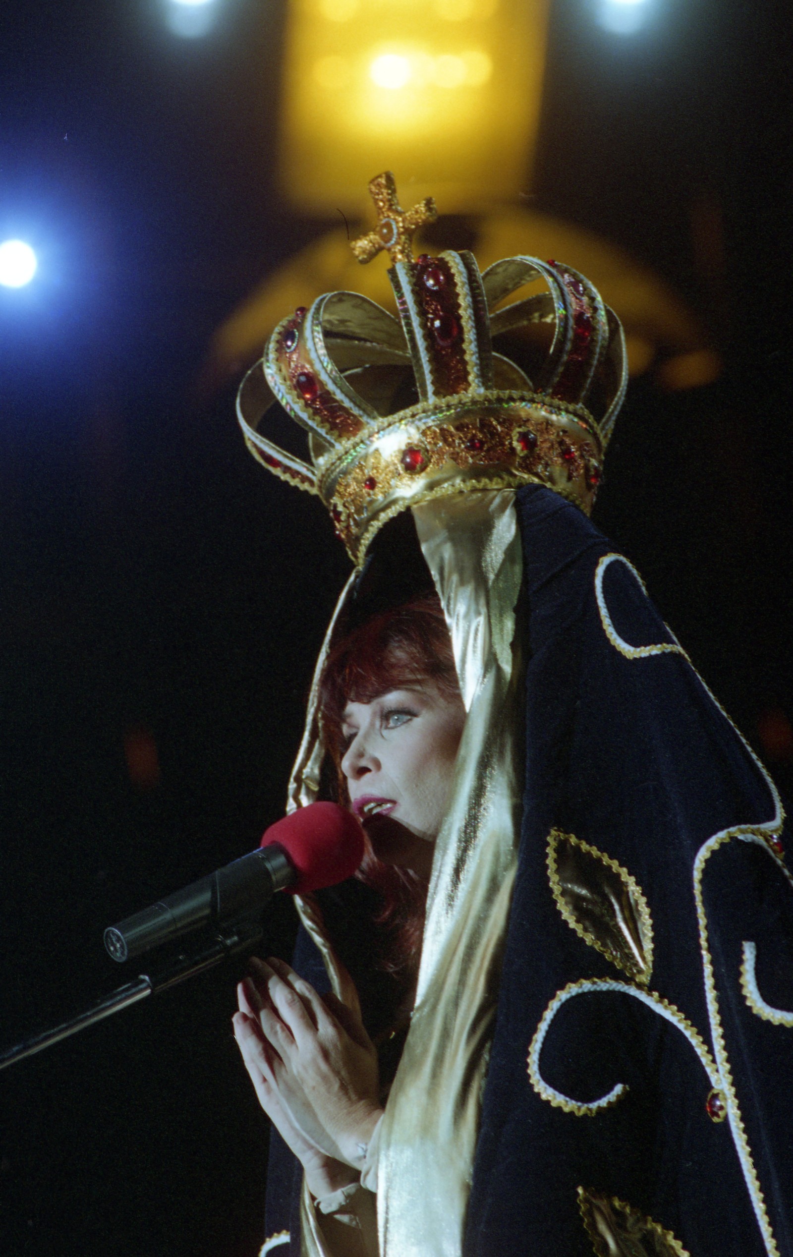 Rita Lee vestida de Nossa Senhora, em 1995, no show do Hollywood Rock  — Foto: Marcos Issa / Agência O Globo