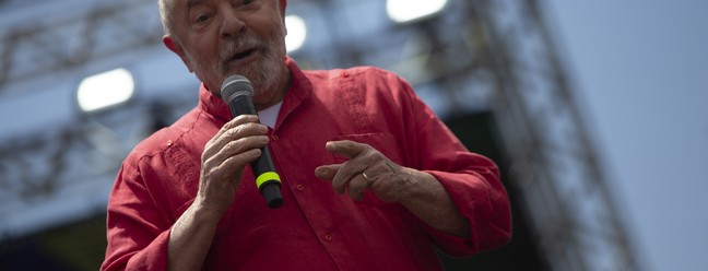 Lula participa de comício ao lado de Haddad em Grajaú, São Paulo, na tarde de sábado. — Foto: Maria Isabel Oliveira