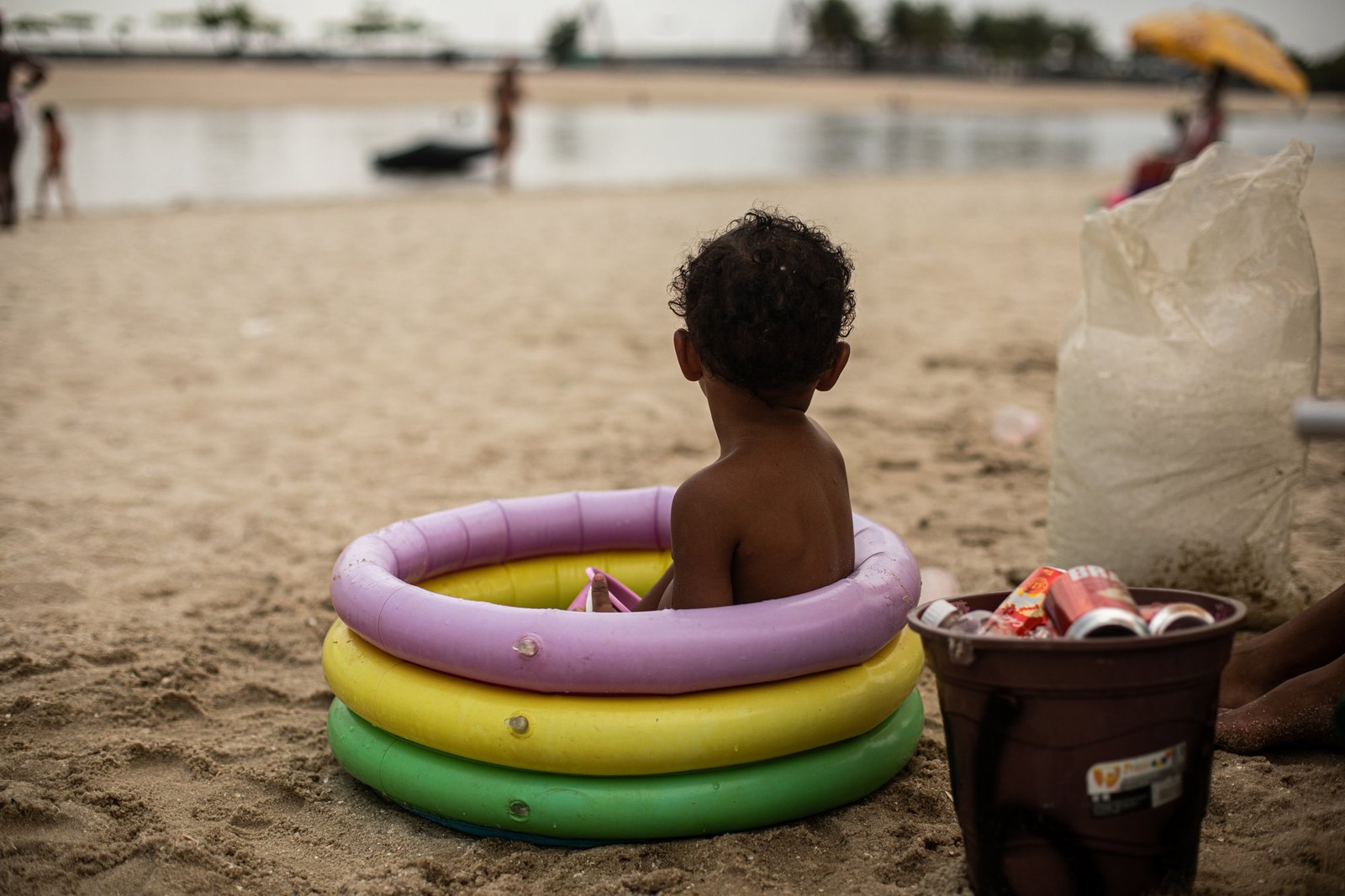 Calorão no Rio: em dia de forte calor no Rio banhistas aproveitam o Piscinão de Ramos — Foto: Hermes de Paula/Agência O Globo