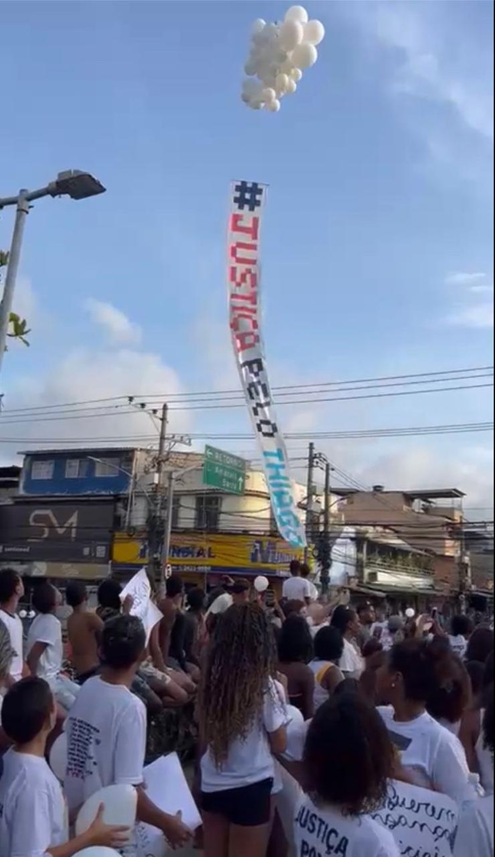 Moradores se reuniram na Cidade de Deus para cobrar por justiça — Foto: Reprodução