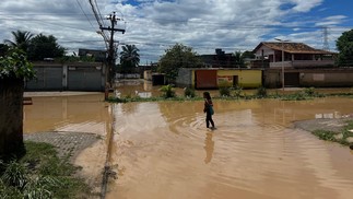 Na foto, Parque São Vicente, em Belford Roxo. Área às margens do Rio Botas ficou alagada — Foto: Guito Moreto / Agência O Globo