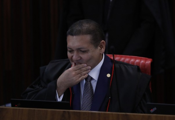 O ministro do TSE Kassio Nunes Marques durante a sessão da última terça-feira (27)