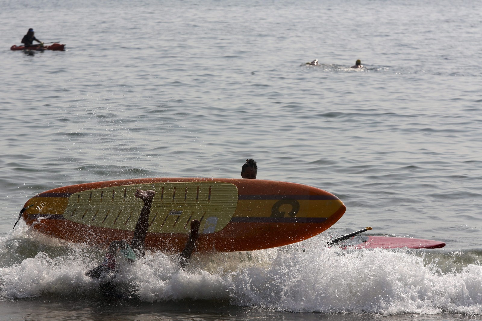 Com onda de calor no Rio, surfistas chegam logo cedo à praia — Foto: Custódio Coimbra/Agência O Globo