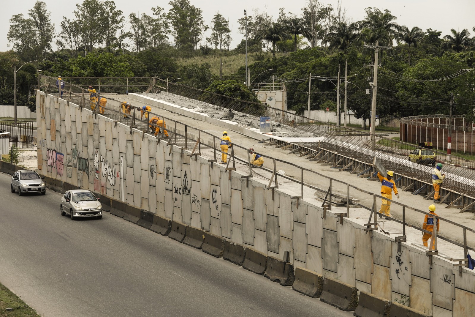 Operários trabalham em viaduto de Deodoro, que vai ligar pista da Avenida Brasil ao terminal no bairro