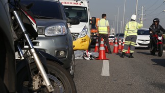 Acidente grave termina com motociclista morto na Linha Amarela, na altura de Bonsucesso em 25/07/24 — Foto: Fabiano Rocha / Agência O Globo