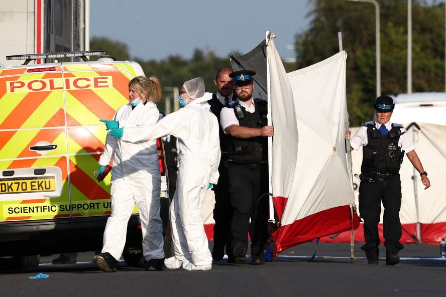 Policiais montaram uma cerca na Hart Street em Southport, noroeste da Inglaterra, em julho de 2024, após um ataque com faca.