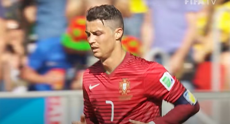 Em 2014, Cristiano Ronaldo abaixou a cabeça e voltou para o meio de campo após marcar na eliminação de Portugal