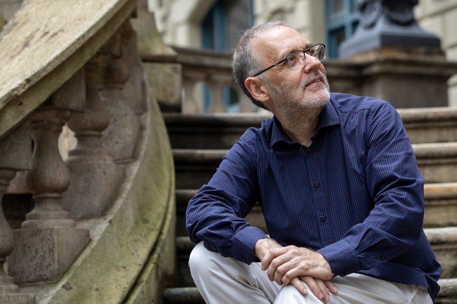 Marco Lucchesi, novo presidente da Biblioteca Nacional, nas escadarias da instituição