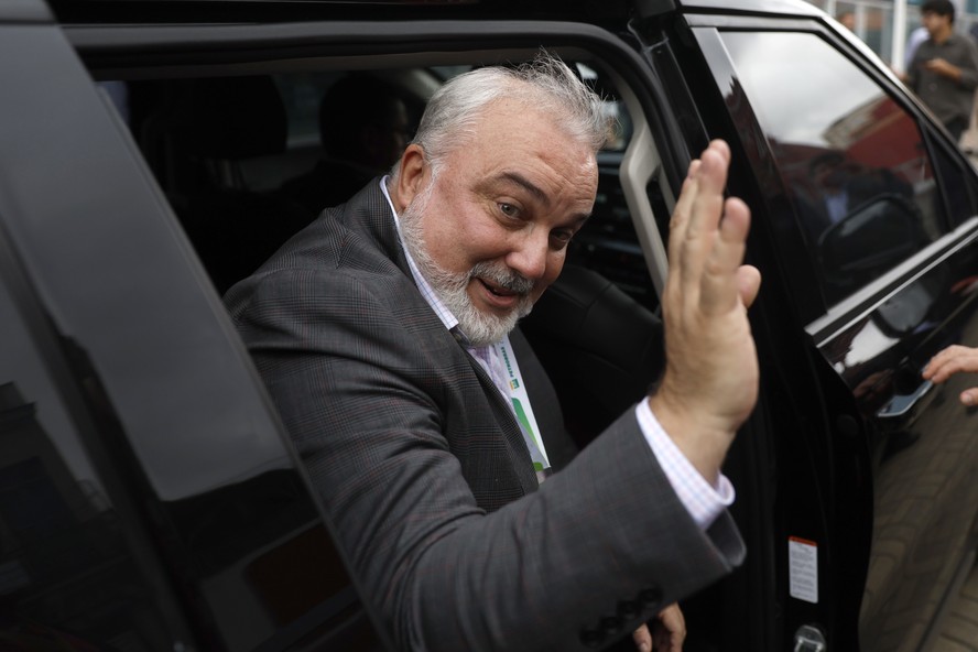 O ex-presidente da Petrobras Jean Paul Prates deixa prédio da companhia no Centro do Rio na última quarta-feira (15), quando teve sua saída da empresa confirmada pelo Conselho de Administração