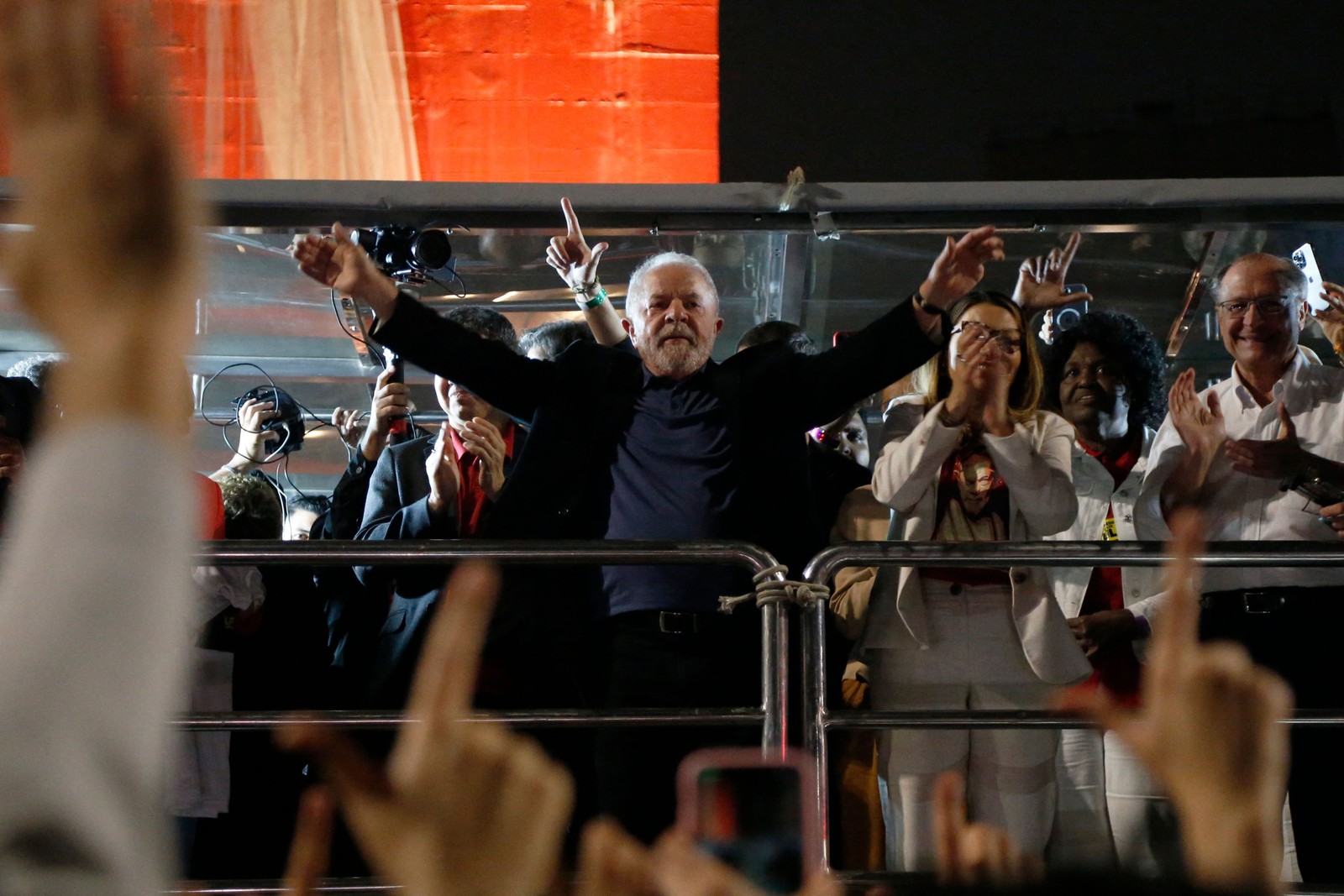 Lula discursou para apoiadores na Avenida Paulista, depois da apuração das urnas no primeiro turno — Foto: Miguel Schincariol/AFP