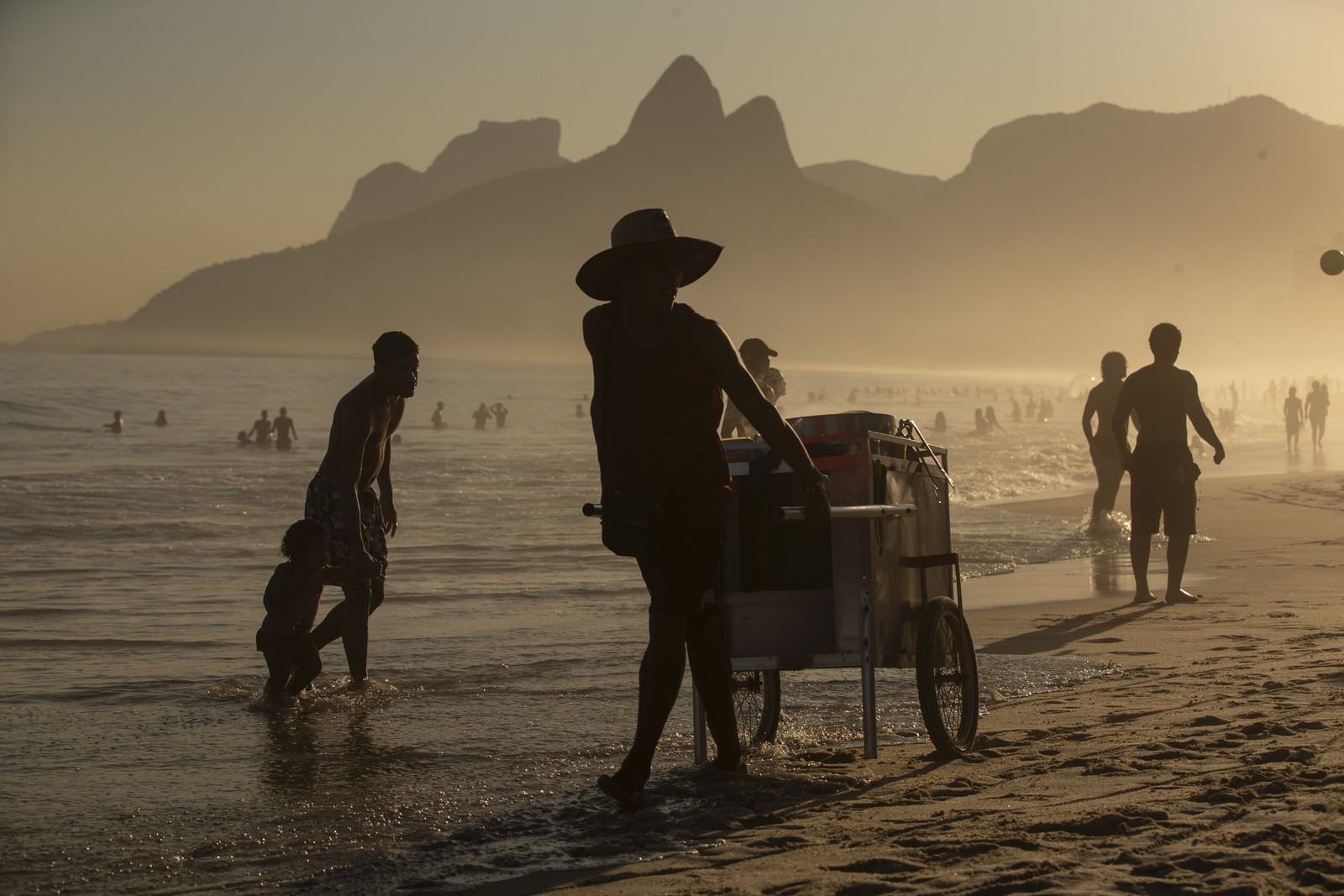 Rio registrou, nesta quarta-feira, a maior temperatura do inverno — Foto: Alexandre Cassiano/Agência O Globo