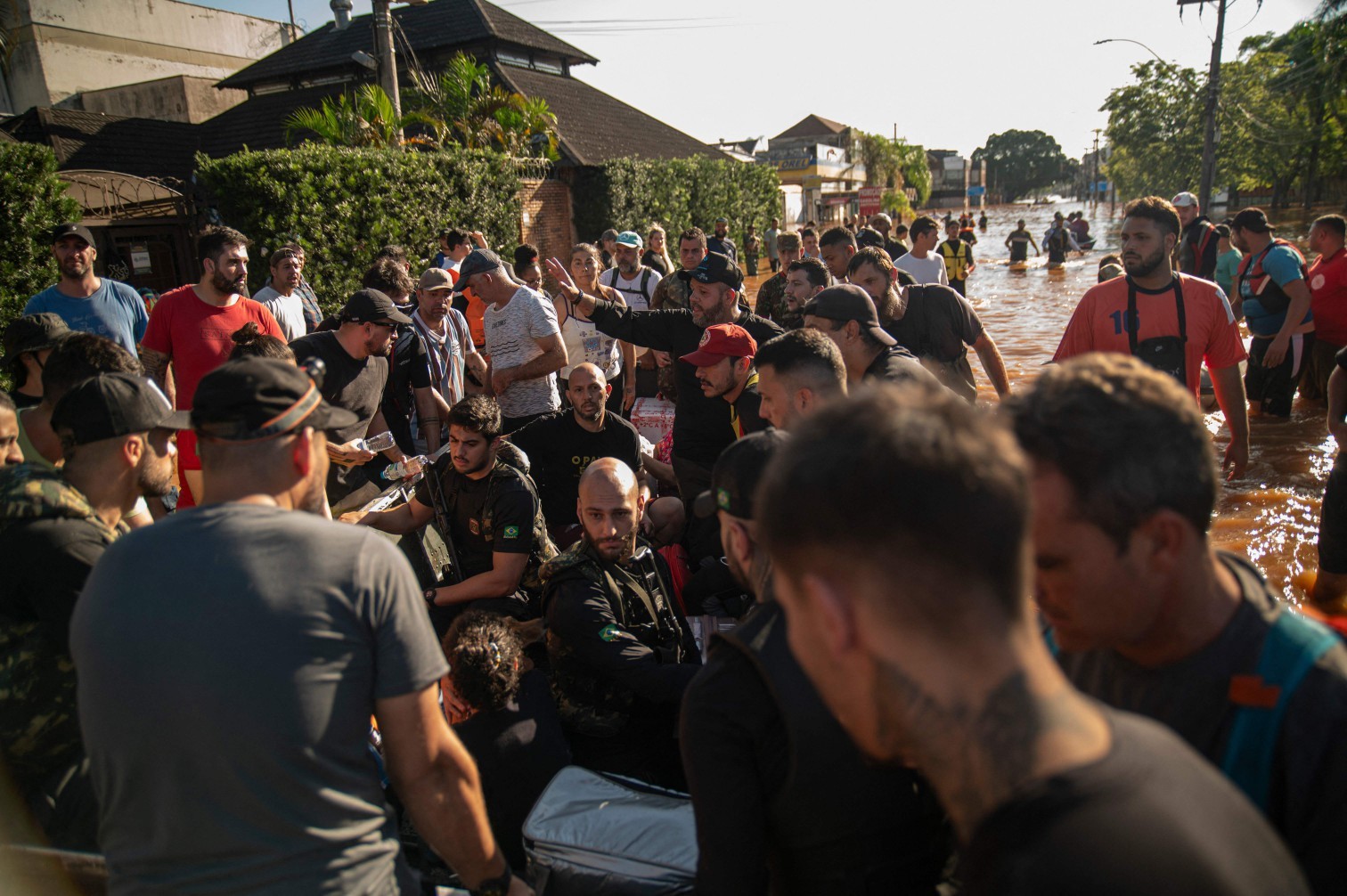 Pessoas participam de operações de resgate em Porto Alegre:  chuvas diminuíram, mas inundações permanecem — Foto: Carlos Fabal/AFP