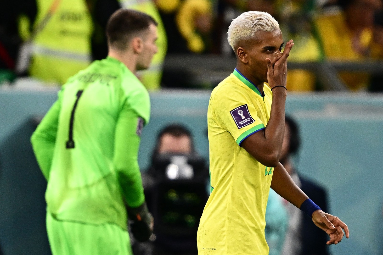 Dominik Livakovic defende pênalti do atacante brasileiro Rodrygo — Foto: GABRIEL BOUYS/AFP