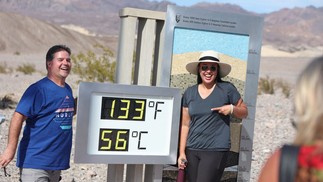 Turistas enfrentam calor de acima de 50ºC no Vale da Morte, nos EUA — Foto: Ronda Churchill/AFP