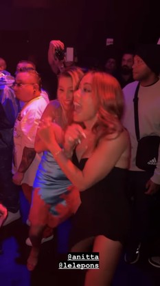 Anitta se diverte com Lele Pons em festa