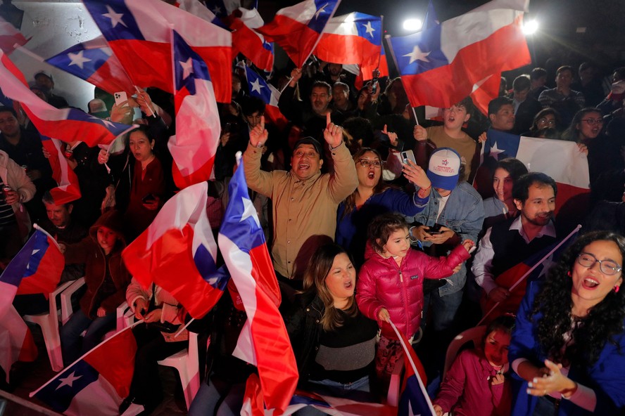 Apoiadores do Partido Republicano comemoram começo promissor de apuração no Chile.