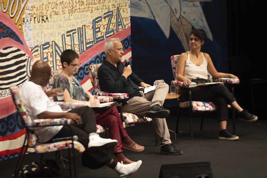 Os poetas André Vallias, Ricardo Aleixo, Simone Homem de Mello, em debate na FLIP 2023, com mediação de Marina Wisnik
