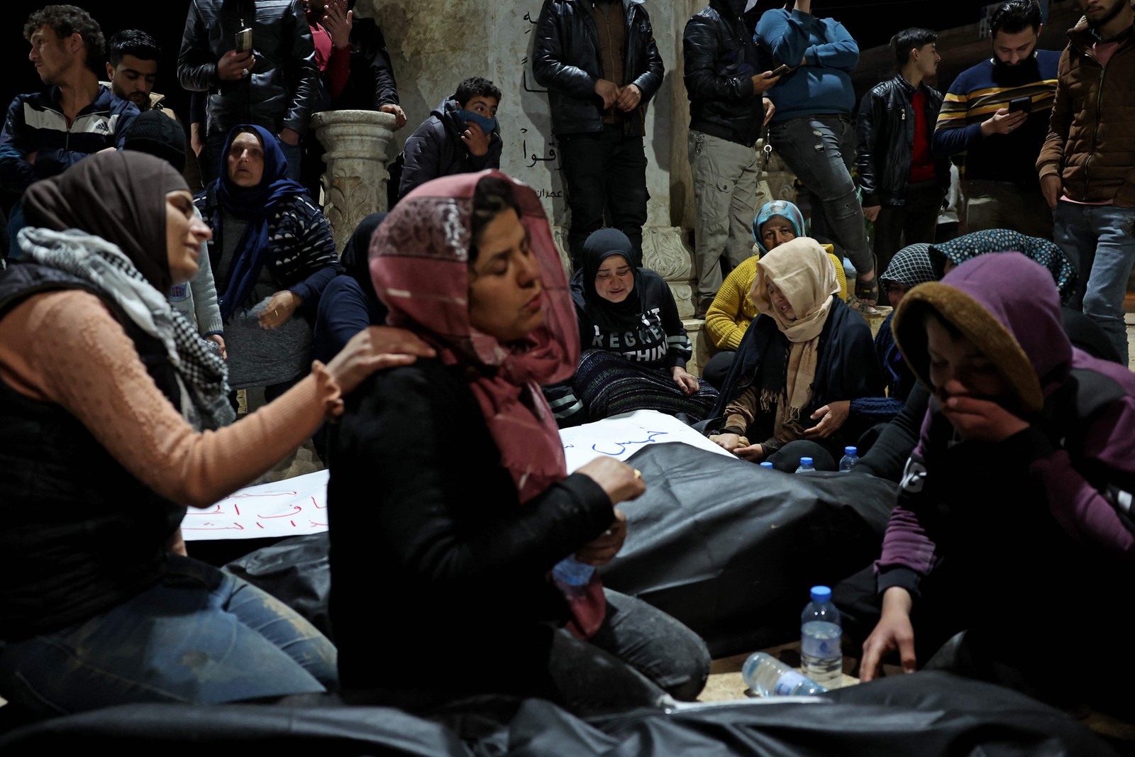 Família curda morta por combatentes na comemoração do Nowruz (ano novo persa), em Aleppo, Síria — Foto: OMAR HAJ KADOUR/AFP