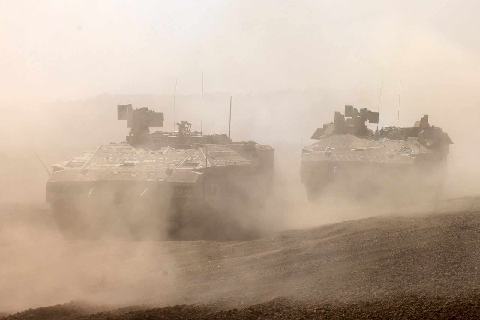 Tanques israelenses se aproximam da fronteira com Gaza — Foto: MENAHEM KAHANA / AFP