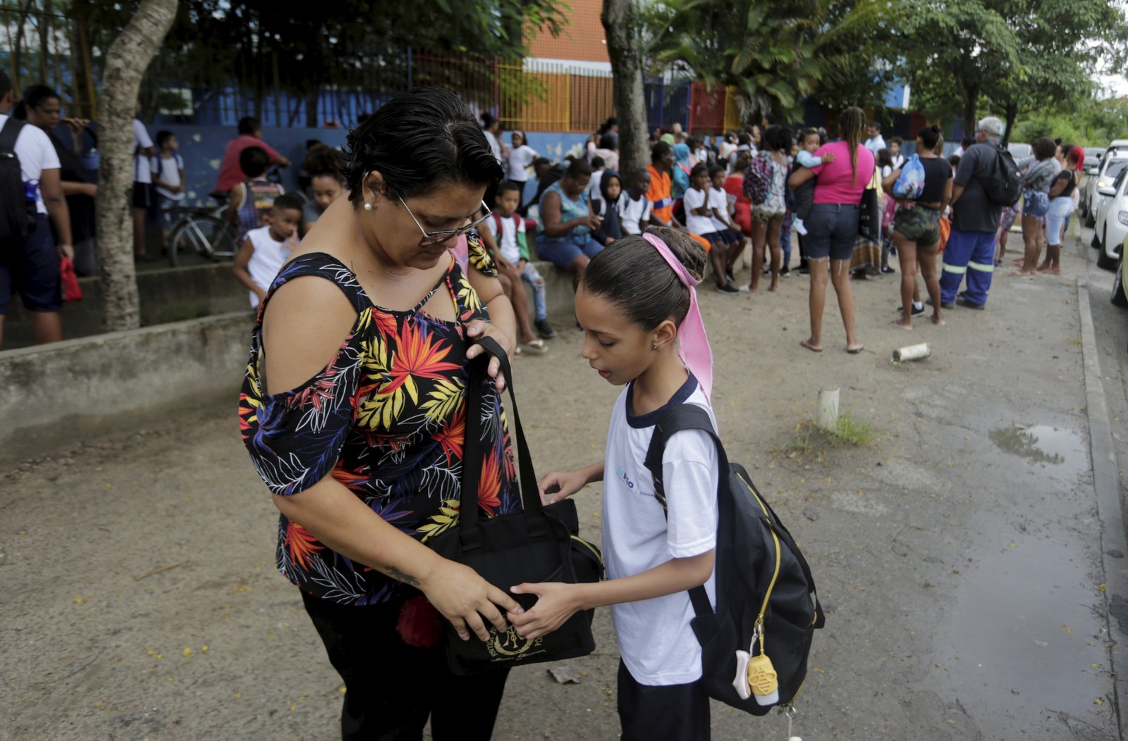 Primeiro turno. Roberta Renê e a filha, Alice Evangelista do Nascimento, na porta da Escola Japão, onde ela estuda