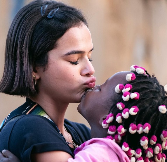 Bruna Marquezine beija criança angolana em trabalho humanitário na Angola — Foto: Reprodução: Instagram