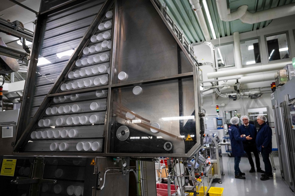 Máquina de produção de snus em fábrica de Gotemburgo, na Suécia — Foto: Jonathan NACKSTRAND / AFP