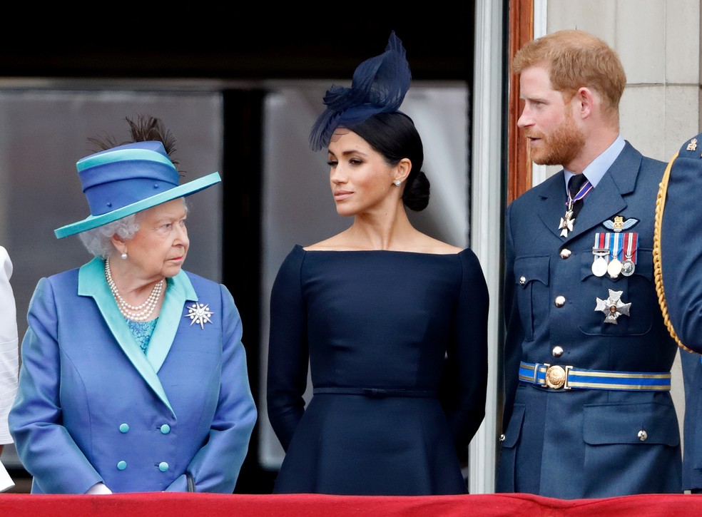 A rainha Elizabeth, Meghan Markle e o príncipe Harry — Foto: Max Mumby/Indigo/Getty Images